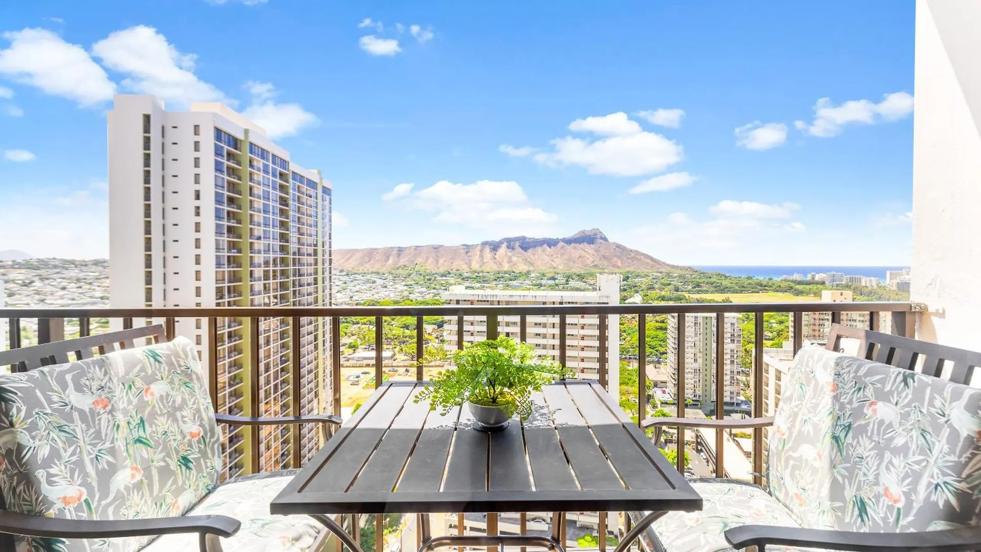 Diamond Head Views Retreat With Free Parking & Near Waikiki Beach! Honolulu Apartment