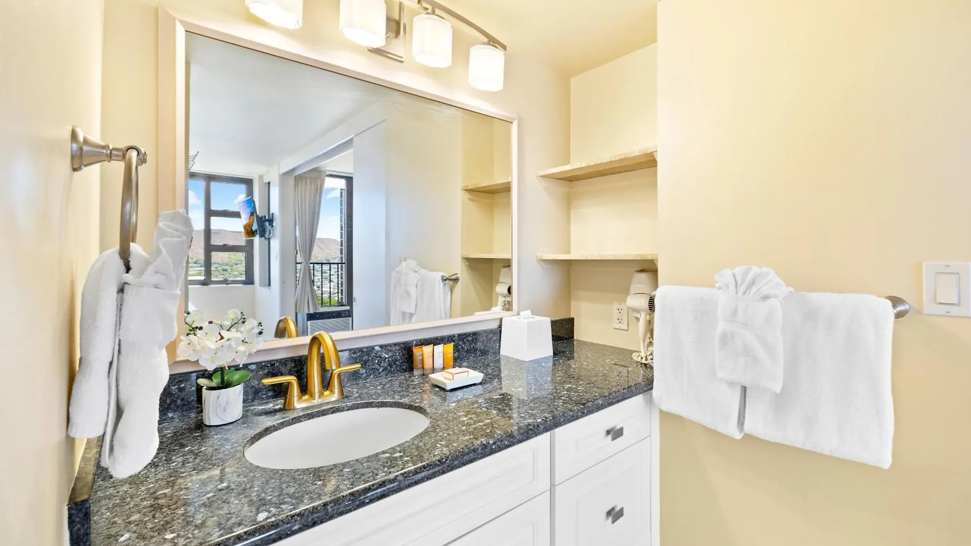 Diamond Head Views Retreat With Free Parking & Near Waikiki Beach! Honolulu Apartment